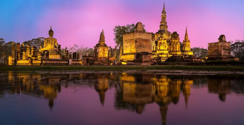 โบราณสถานอยุธยายามพระอาทิตย์ตก สะท้อนน้ำ