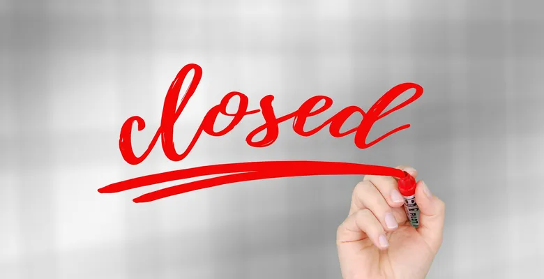 ป้ายเขียนคำว่า closed สื่อถึงแพลตฟอร์มที่ถูกปิดการเข้าถึง