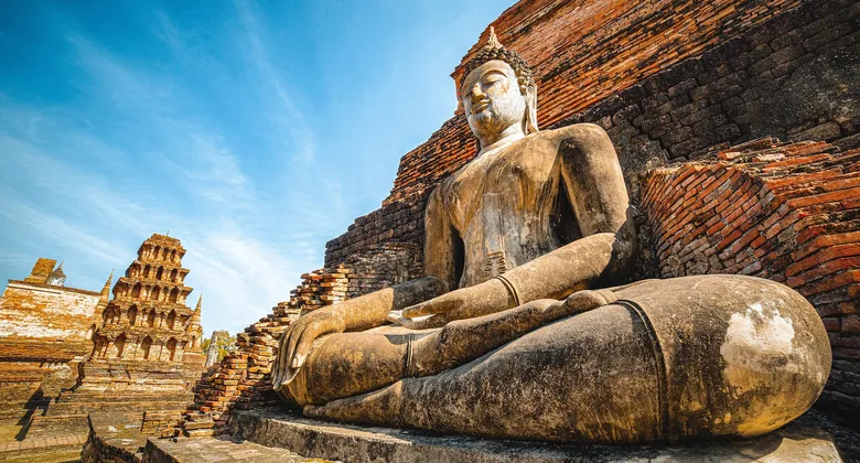 พระพุทธรูปหินโบราณที่สุโขทัย สงบนิ่งท่ามกลางซากอิฐ