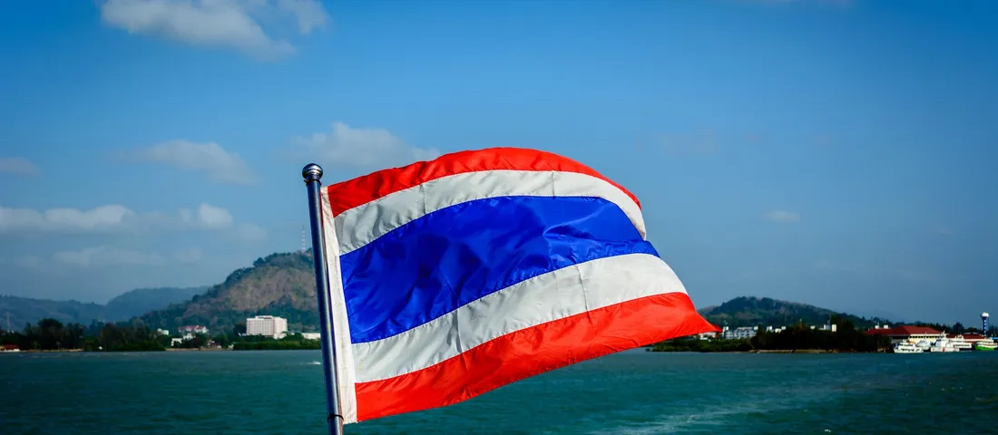 ธงชาติไทยโบกริมทะเลหน้าเกาะ