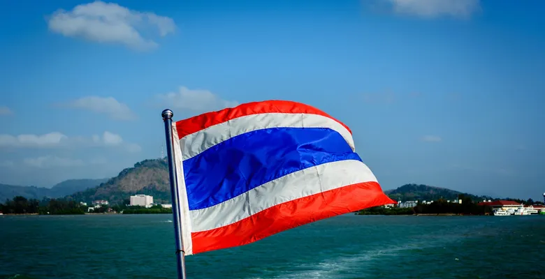 ธงชาติไทยโบกสะบัดกลางทะเลอันดามัน